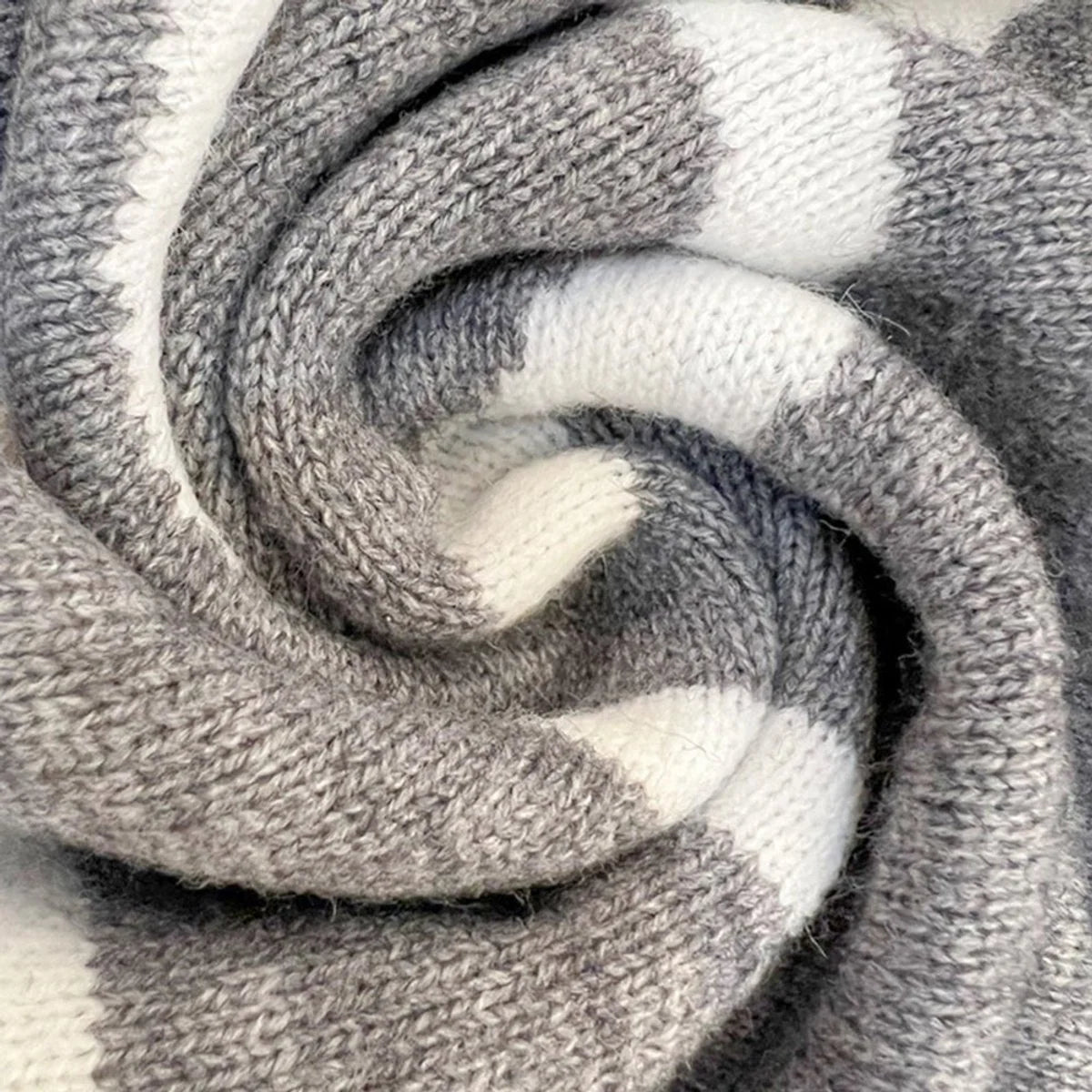 Nuana | Damen Gestrickte Kapuzenjacke mit Schriftzug Muster Offene Strickjacke