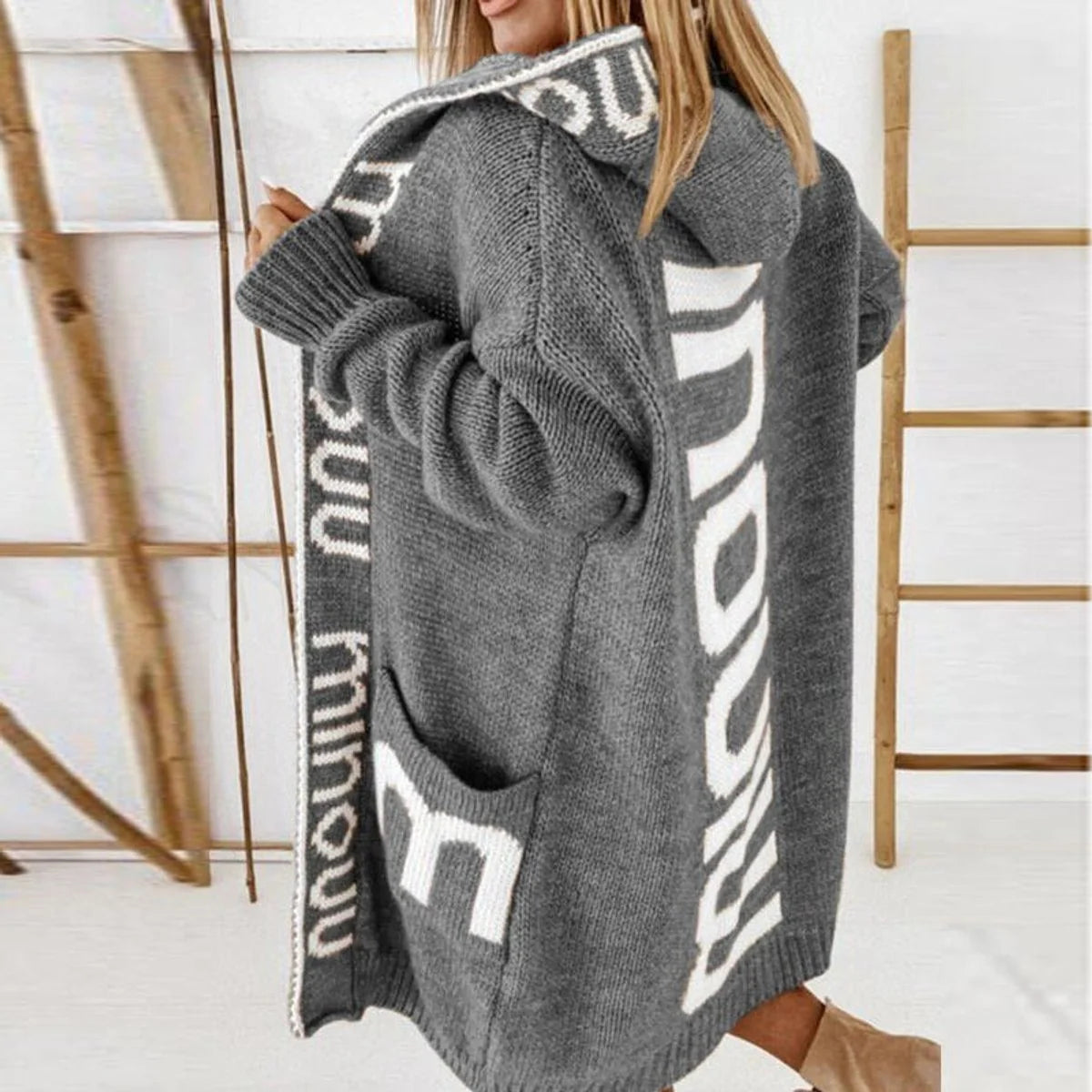 Nuana | Damen Gestrickte Kapuzenjacke mit Schriftzug Muster Offene Strickjacke