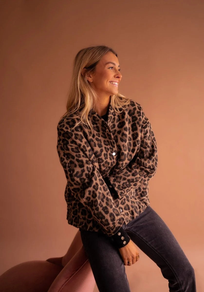 Nuana | Damen Oversized Quilted Jacket Leopardenmuster Druckknopf