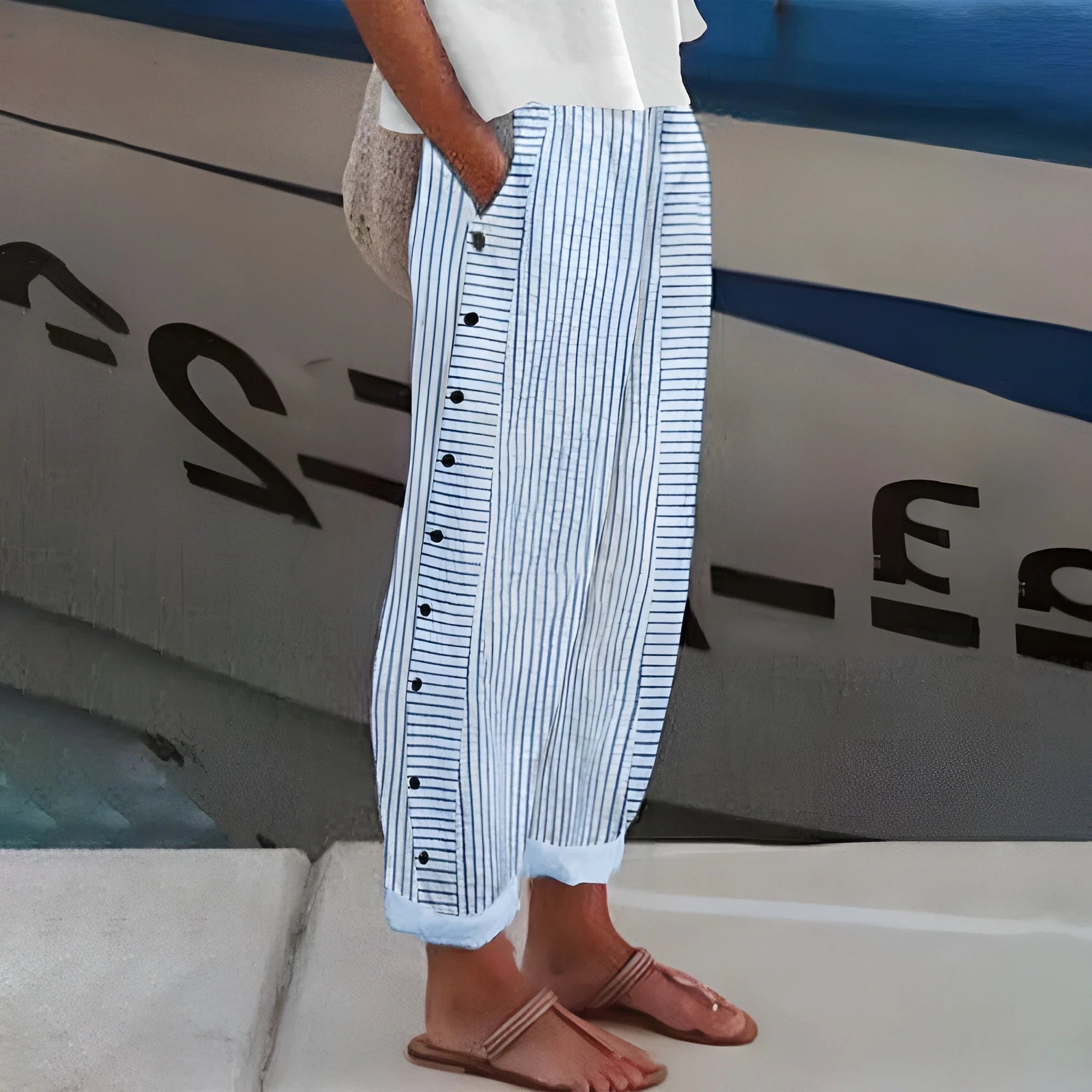Nuana | Damen Gestreifte Casual Hose Mit Knopfdetails