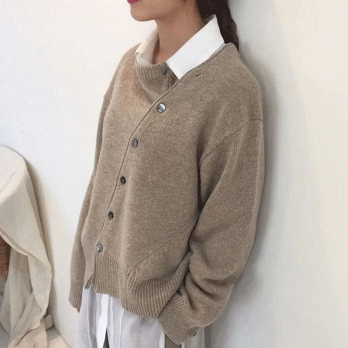 Nuana | Strickjacke Damen Oversized Cardigan asymmetrische Knopfleiste